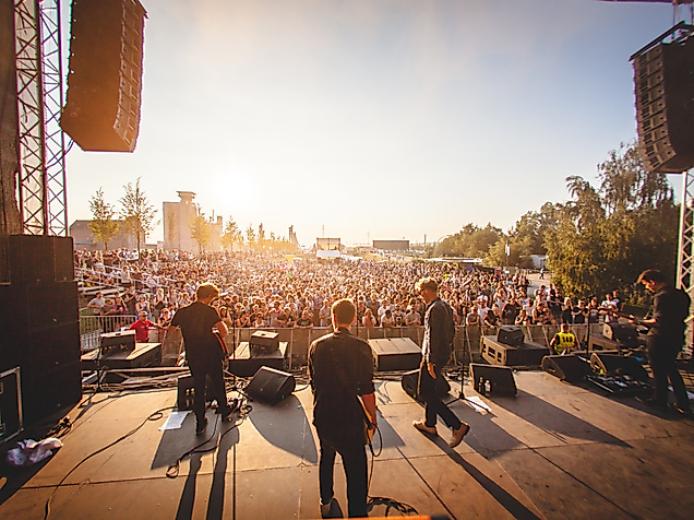 Blick von der Bühne auf das Publikum beim MS Dockville-Festival in Hamburg im Sonnenlicht