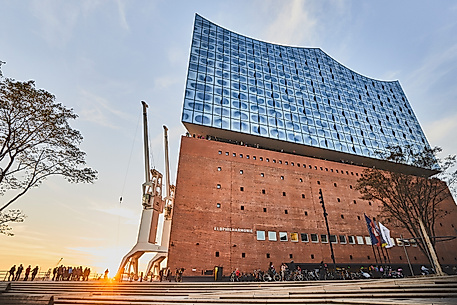 Elbphilharmonie in Hamburg im Abendlicht mit Blick auf Vorplatz und Besucher:innen