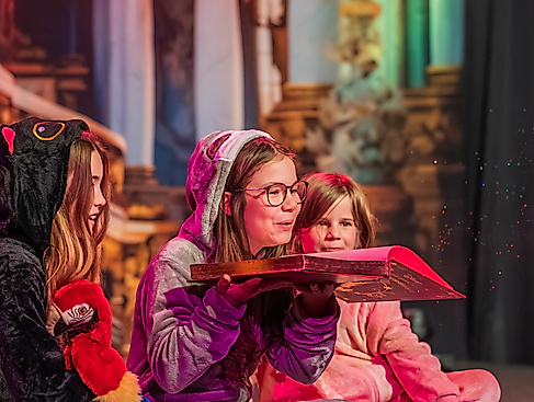 Galli Theater Hamburg - Die Schöne und das Biest - Kinder spielen 1