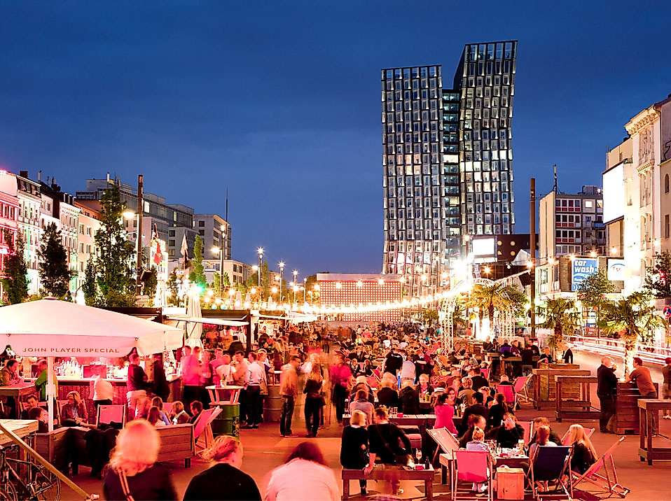 Abendliches Stadtfest auf dem Spielbudenplatz in Hamburg mit Lichterketten und Blick auf die Tanzenden Türme.