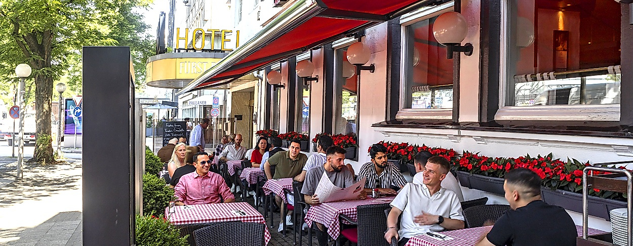 The terrace of the BLOCK HOUSE restaurant in Hamburg
