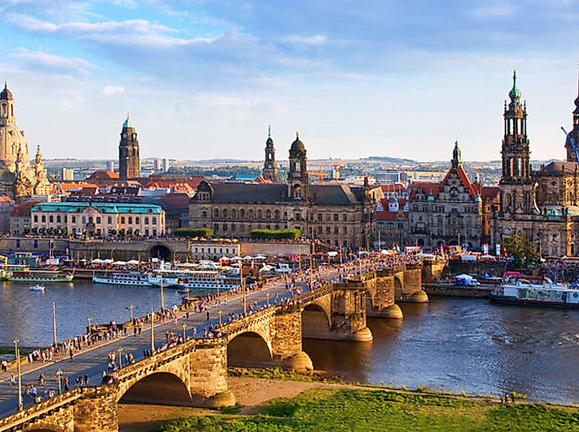 Blick auf die barocke Altstadt von Dresden mit der Augustusbrücke und der Elbe bei Abendlicht.