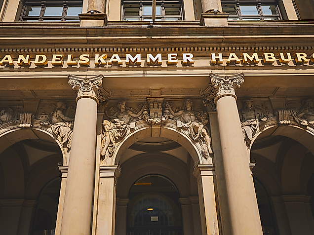 Historische Fassade der Handelskammer Hamburg mit Säulen und goldener Schrift über dem Portal