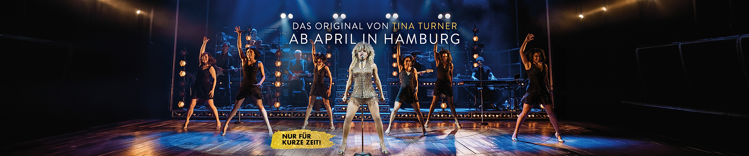 Tina Turner performt mit Darstellern auf der Bühne