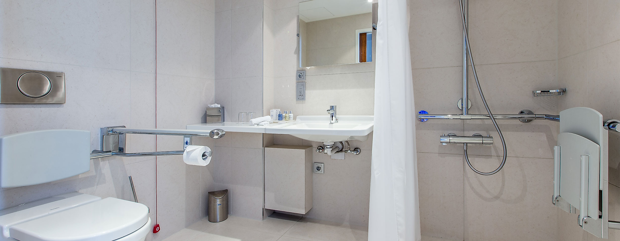 Diabled bathroom Radisson Blu Hotel Hamburg Dammtor