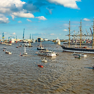 Port anniversary culmination parade on the Loth