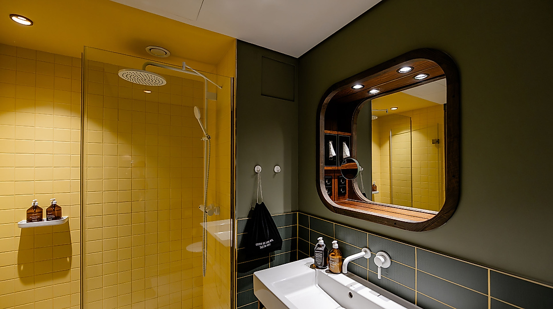 25hours Hotel HafenCity: room medium plus bathroom