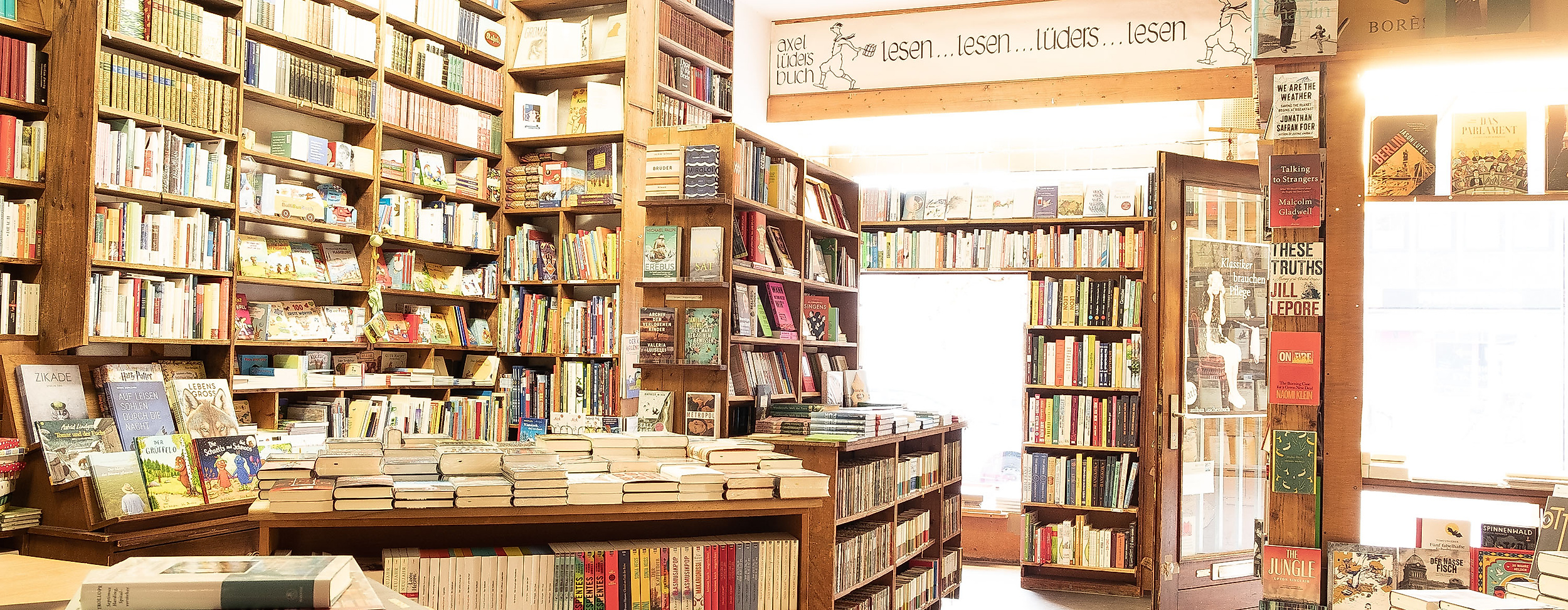 Gemütliche Buchhandlung Lüders in Hamburg mit deckenhohen Regalen voller Bücher und Lesetisch