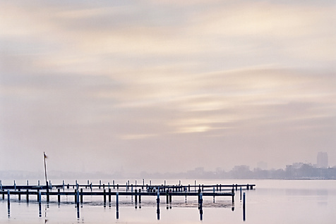 Nebeliger Blick über die Außenalster mit Holzsteg und sanfter Skyline im diffusen Morgenlicht