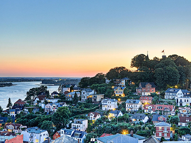 Beleuchtetes Treppenviertel in Blankenese bei Sonnenuntergang mit Blick auf die Elbe und das Uferpanorama