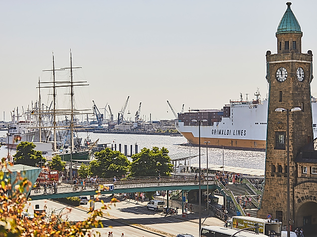 Uhrturm der Landungsbrücken mit Museumsschiff Rickmer Rickmers und Blick auf die Elbe