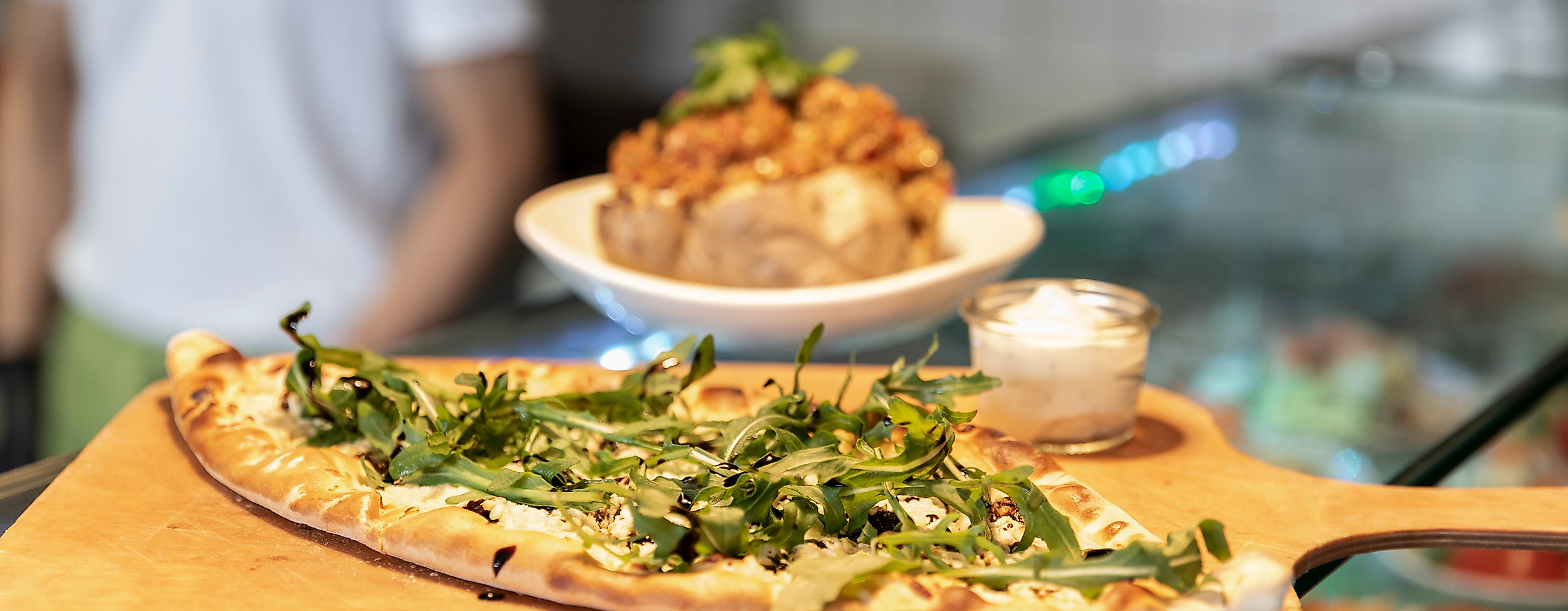 Orientalischer Flammkuchen mit Dipp im Restaurant Morgenland in Hamburg-Winterhude auf Holzbrett serviert