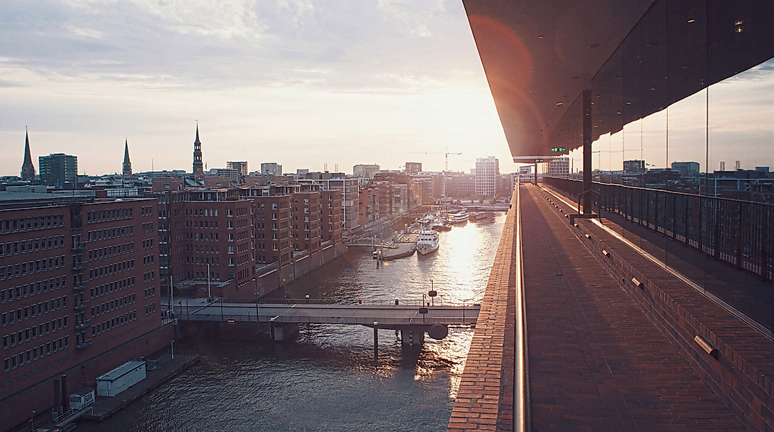Plaza der Elbphilharmonie bei Sonnenaufgang