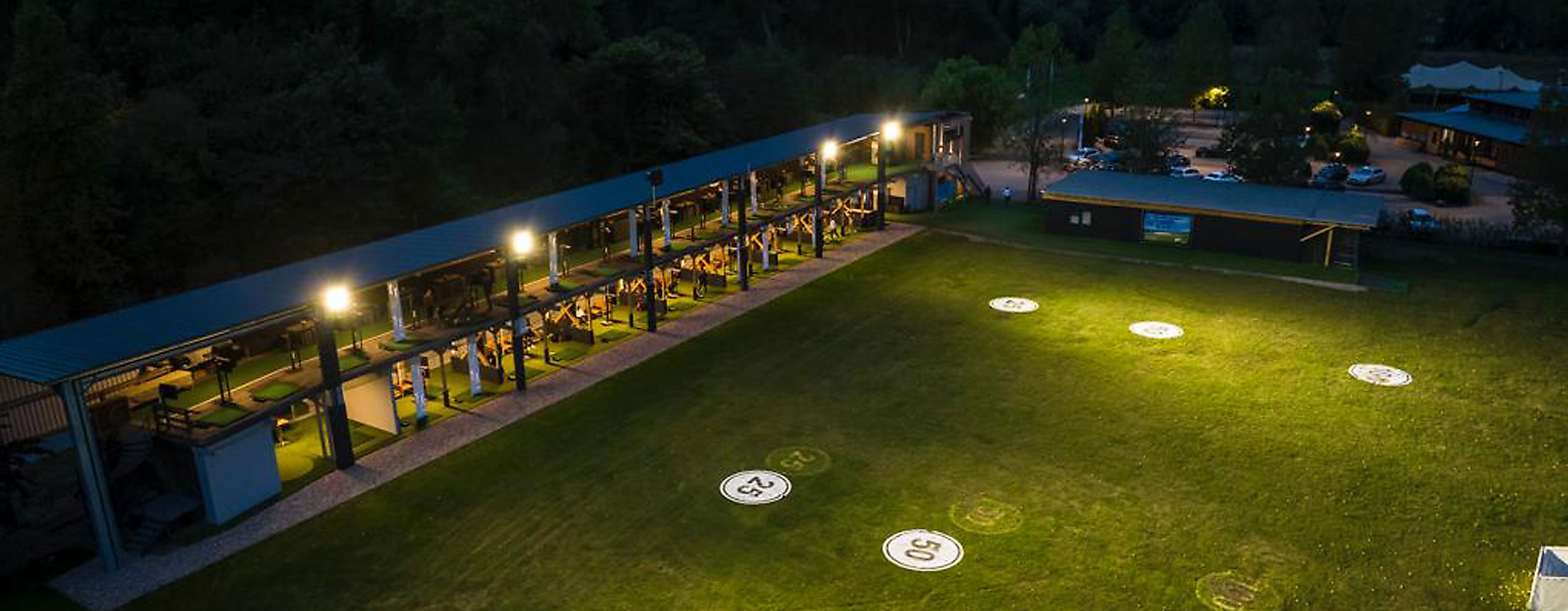 poi-golf-lounge-resort-nachtaufnahme-web-2500x1500