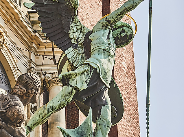 Bronzestatue des Erzengels Michael an der Fassade von St. Michaelis im Kampf mit dem Teufel
