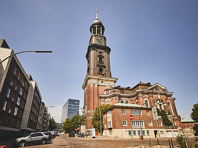 Barockkirche St. Michaelis mit markantem Turm und kupferner Haube bei blauem Himmel