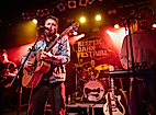 Zwei Musiker auf der Bühne beim Reeperbahn Festival in Hamburg mit bunter Lichtshow.