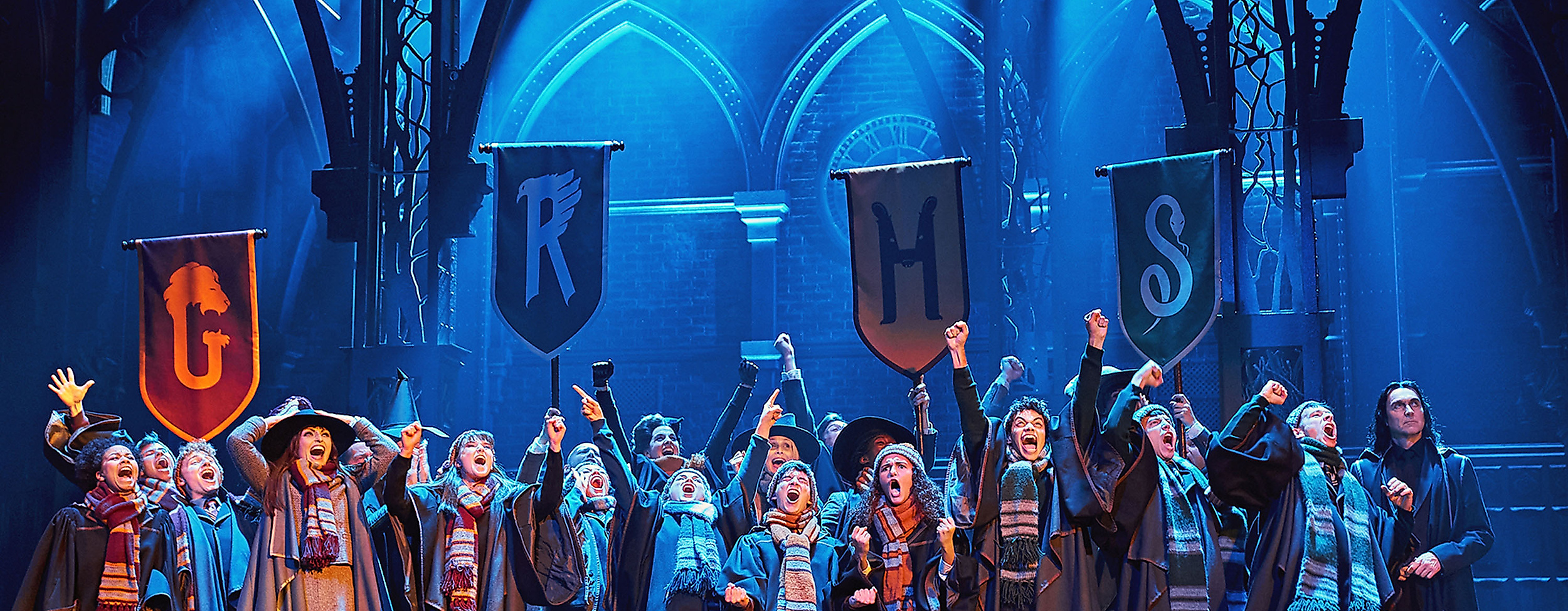 Ensemble der Harry-Potter-Theaterproduktion auf stimmungsvoll beleuchteter Bühne in Hamburg