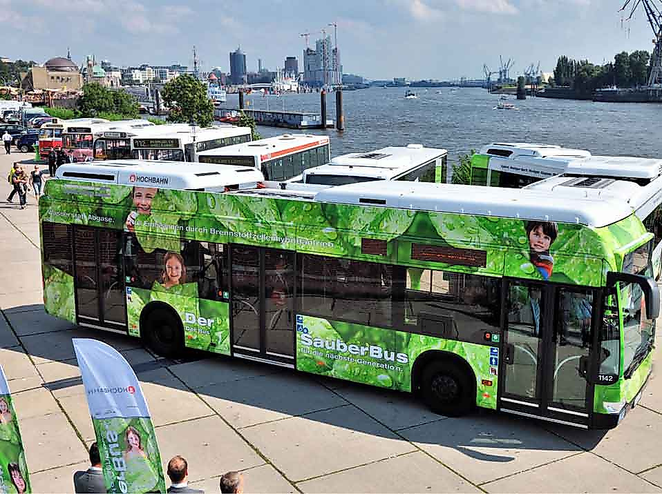 Grüner Bus und Busparkplätze in Hamburg am Hafen