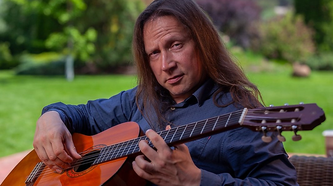 Aleksey Revenko, Gitarre