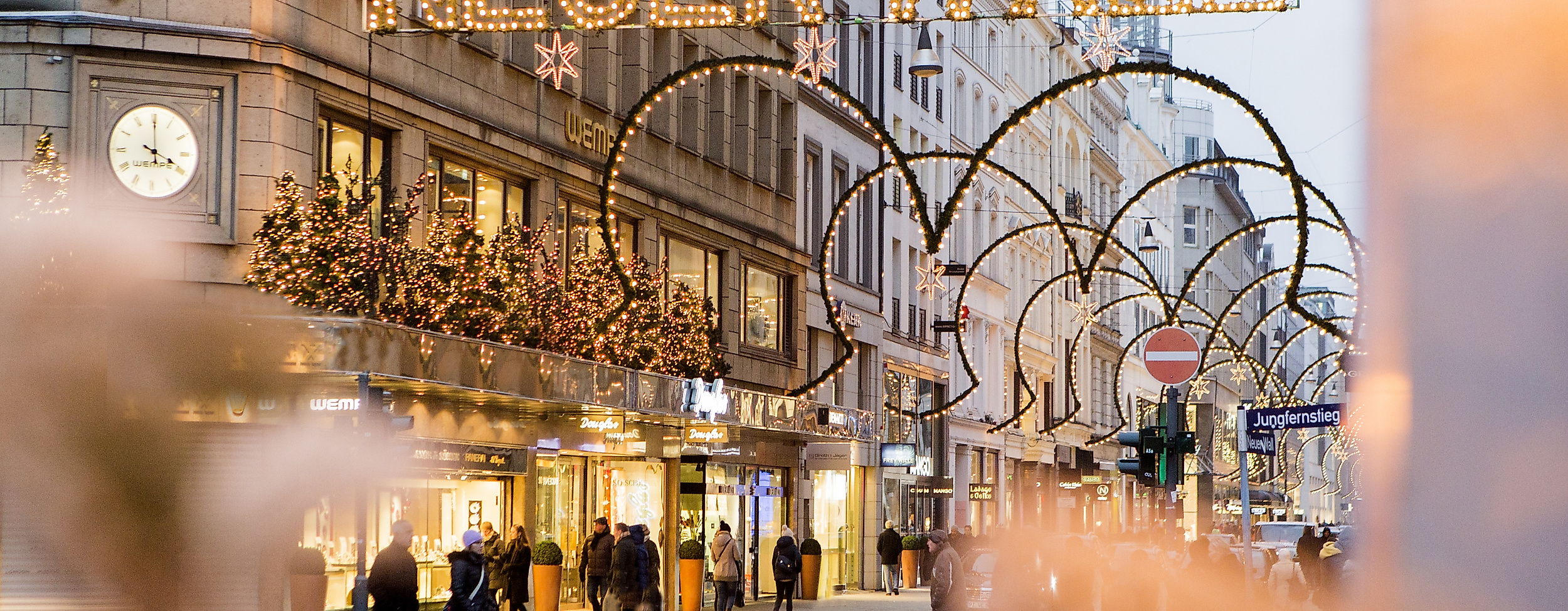 Weihnachtlich beleuchtete Luxus-Einkaufsstraße Neuer Wall mit festlicher Lichtdekoration und Passanten