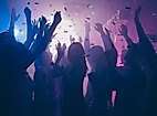 Tanzende Menschen im Club