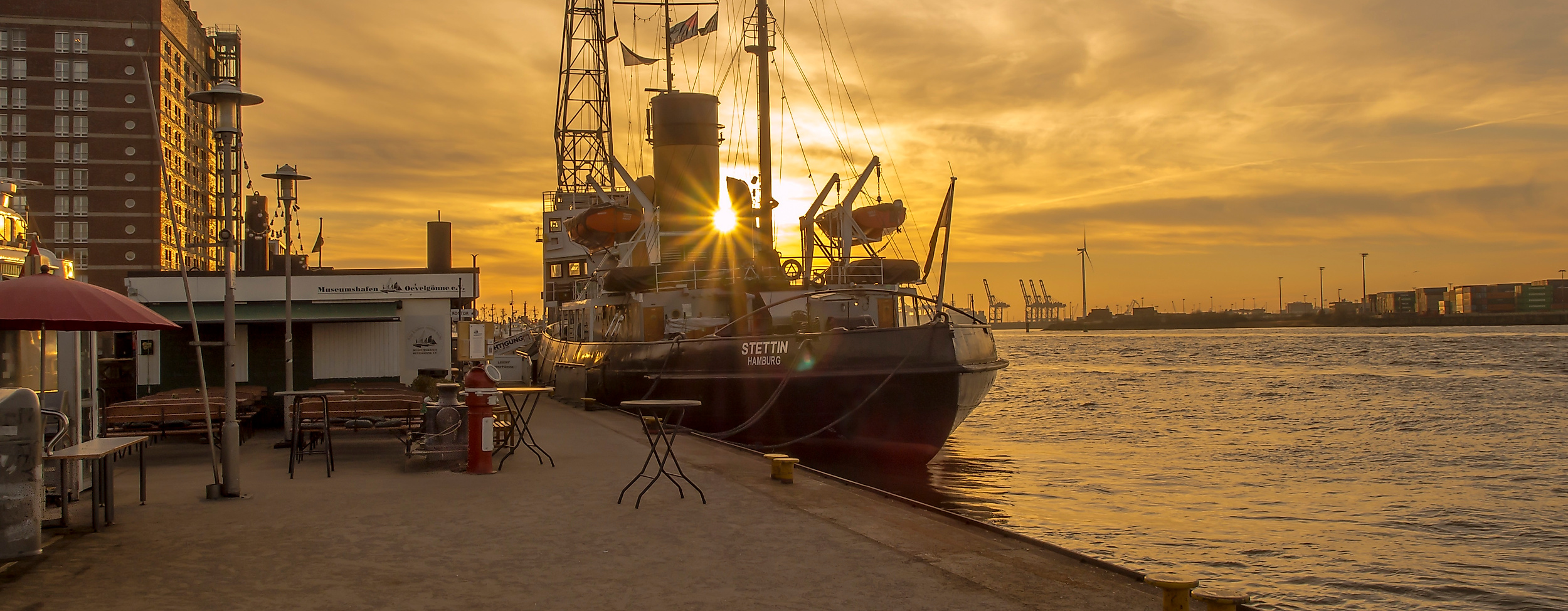 Dampfeisbrecher Stettin am Museumshafen Oevelgönne bei Sonnenaufgang, mit Promenade und Elbblick