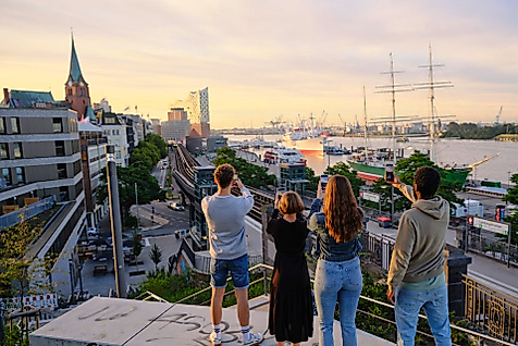 Junge Leute auf Sightseeing-Tour am Stintfang in Hamburg