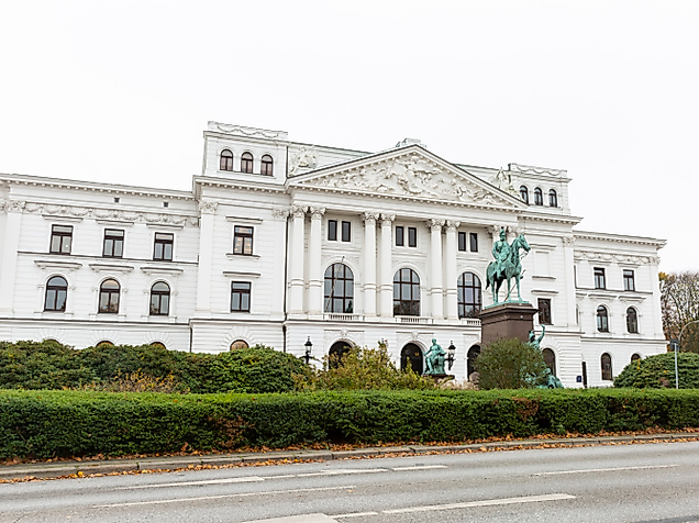 altona-rathaus_altona-ottensen_c-2018-timo-sommer-lee-maas