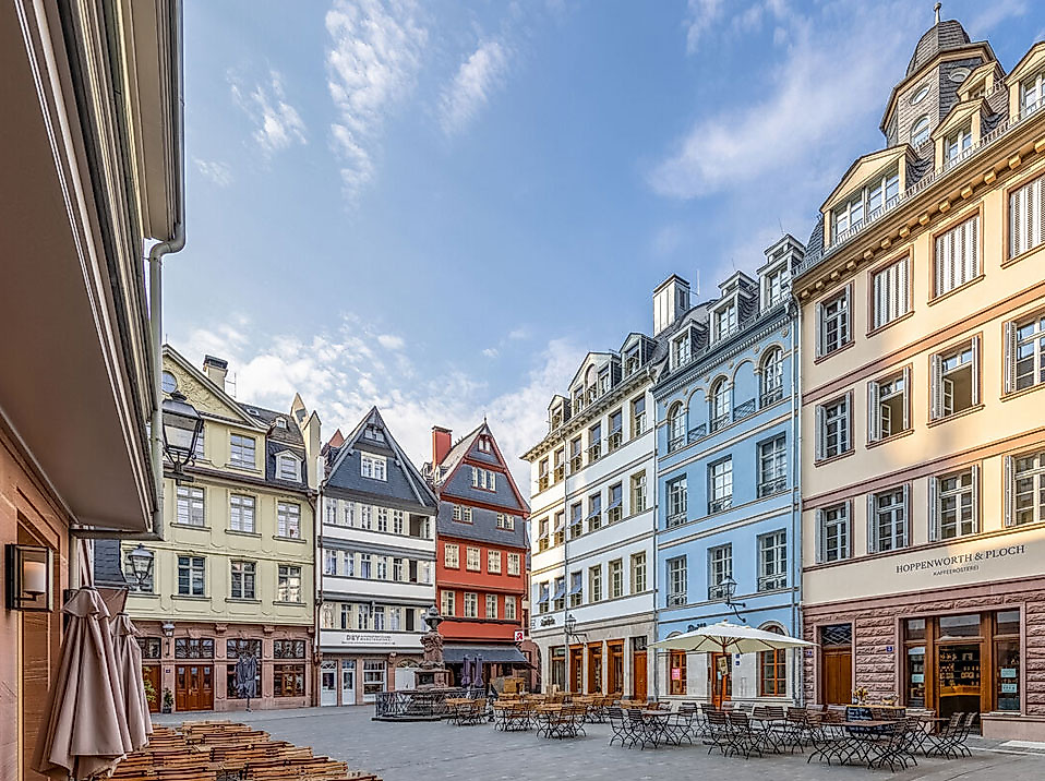 Historische Fachwerkhäuser am Hühnermarkt in der Altstadt von Frankfurt bei blauem Himmel.