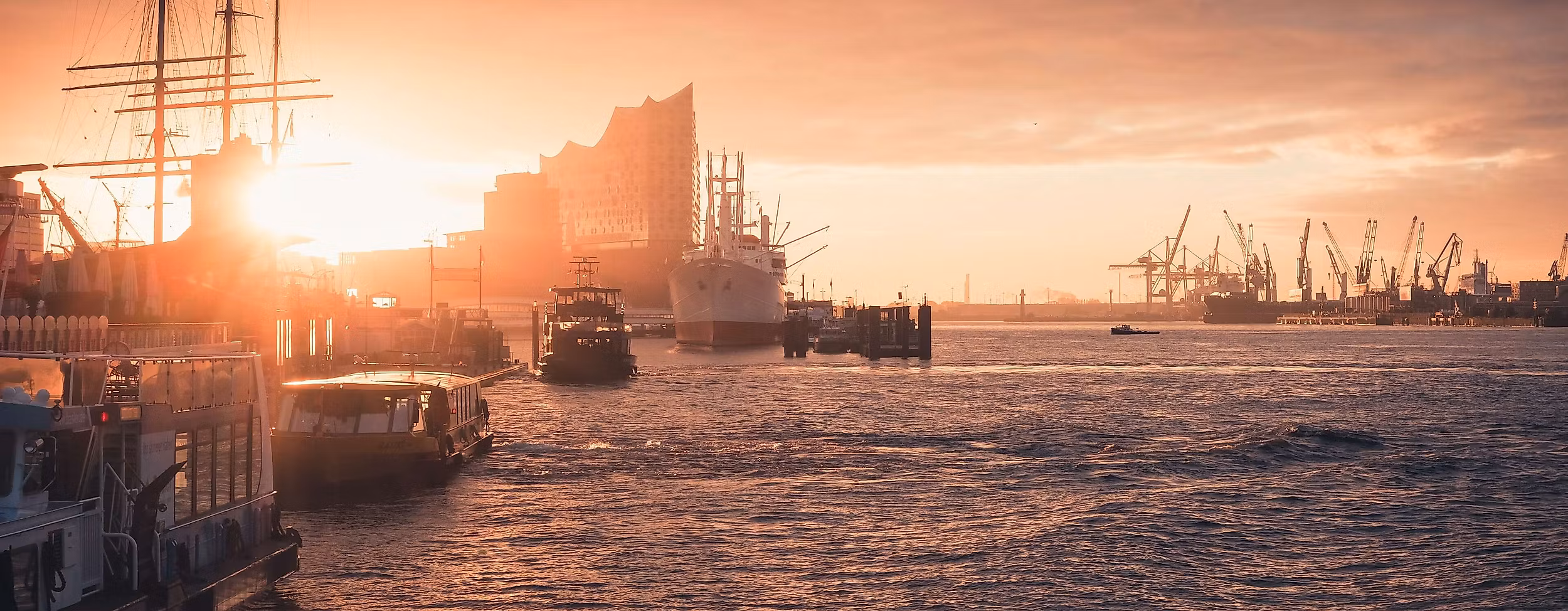 Hafen Hamburg mit Blick auf Elbphilharmonie bei Sonnenaufgang