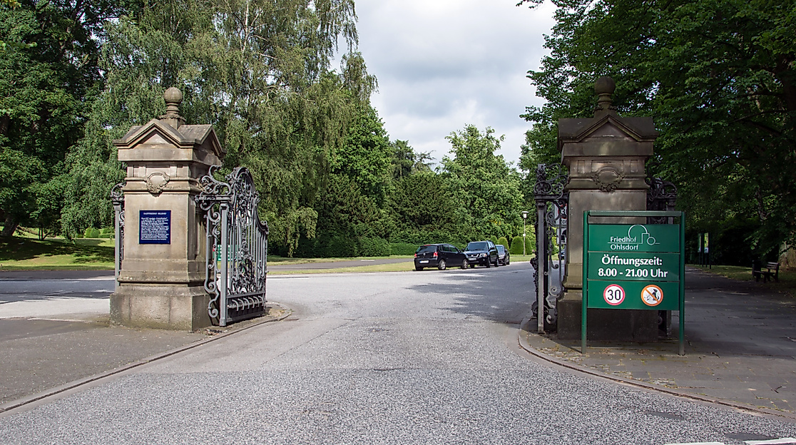 treffpunkt-eingang-friedhof-ohlsdorfcjohannes-beschoner_10
