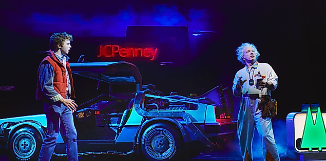 Zurück in die Zukunft Szenenmotiv zwei Männer mit einem futuristischen Auto