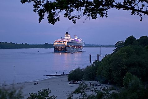 kreuzfahrtschiff-am-abend-auf-der-elbe_c-2015-hackbarth
