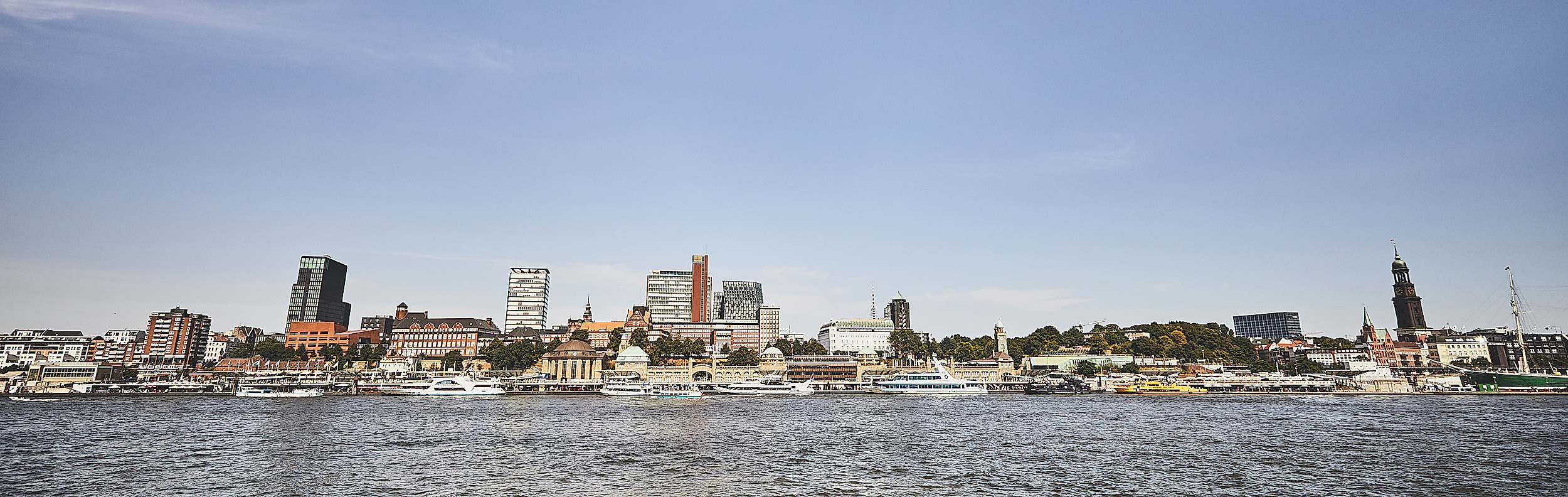 Buehne_Landungsbrücken_Wasserseite_C-ThisIsJulia-Photography