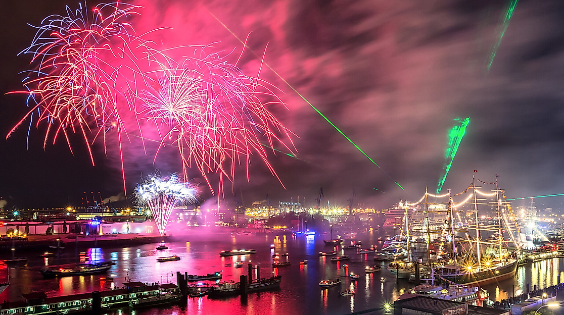 Blick auf Feuerwerk im Hamburger Hafen