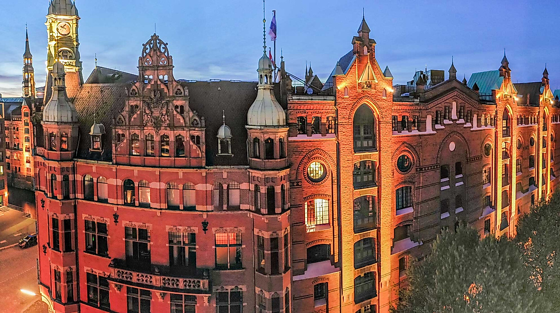 web-c-andreas-vallbracht-l-abendliche-speicherstadt-aus-der-vogelperspektive