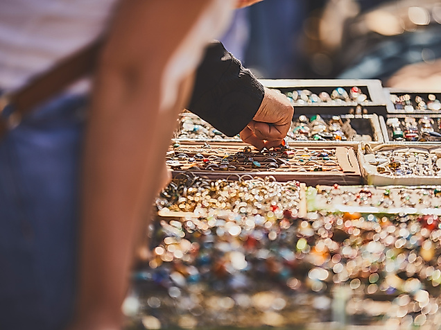 Zwei Personen stöbern an einem Schmuckstand mit bunten Ringen auf dem Flohmarkt Flohschanze in Hamburg