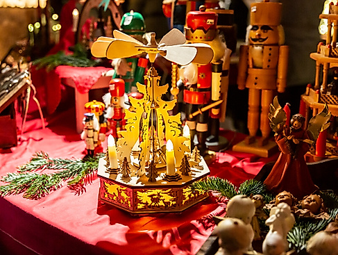s-nahaufnahme-von-weihnachtsdekoration-auf-dem-weihnachtsmarkt-am-michel-mediaserver-hamburg