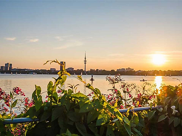 Blick auf die Alster bei Sonnenuntergang
