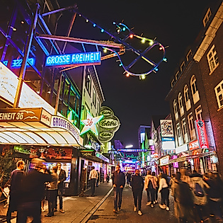 Belebte Große Freiheit auf St. Pauli bei Nacht mit Neonlichtern, Bars und vielen Passant:innen