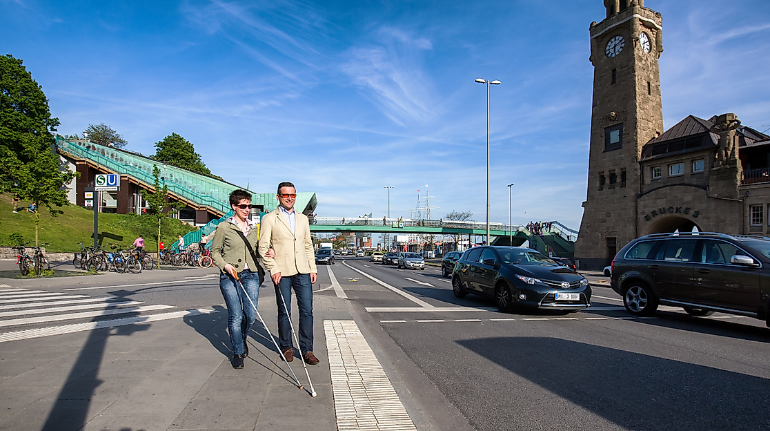 Blindes Paar an den Landungsbrücken