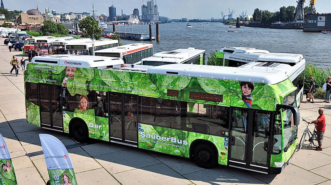 Grüner Brennstoffzellen-Hybridbus am Hamburger Hafen, Symbol für barrierefreie und nachhaltige Mobilität