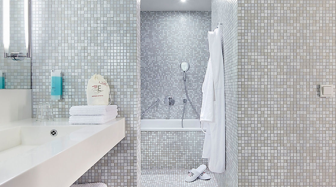 Empire Riverside Hotel Hamburg: Example bathroom