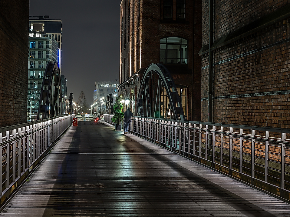 Beleuchtete Fußgängerbrücke in der Hamburger Speicherstadt bei Nacht, filmreife Kulisse