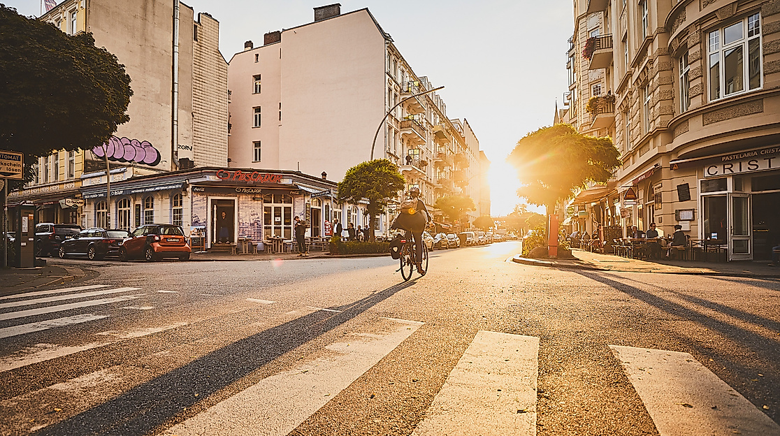 Mediterrane Brotzeit mit Schinken, Käse, Oliven, Baguette und Roséwein an einem sonnigen Fensterplatz