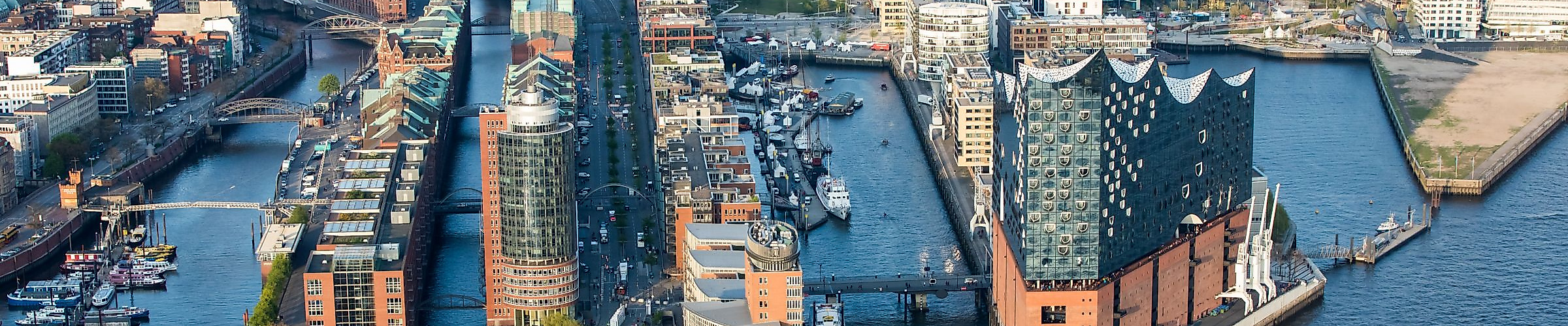Luftaufnahme der HafenCity Hamburg mit Elbphilharmonie, Kanälen und moderner Architektur an der Elbe