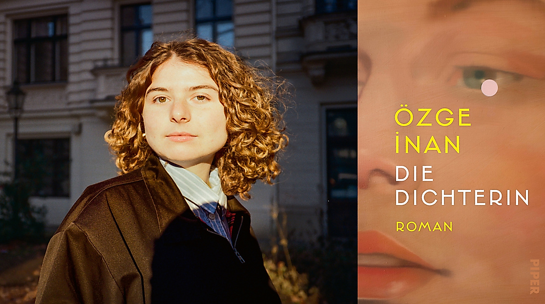 Die Autorin Özge Inan schaut seitlich in die Kamera. Neben ihr ist das Buchcover ihres Romans »Die Dichterin«.
