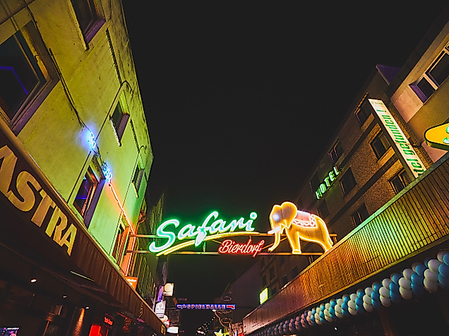 Neonbeleuchteter Eingang zum Safari-Club auf der Großen Freiheit bei Nacht mit Kiezreklamen