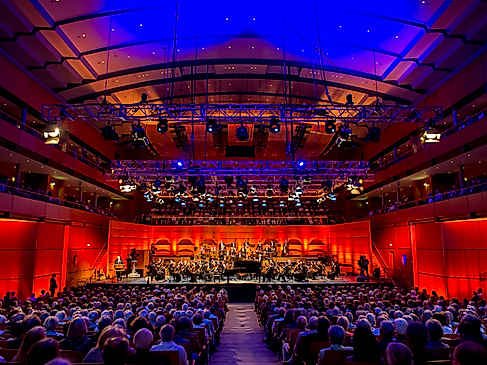 Musik- und Kongresshalle von innen
